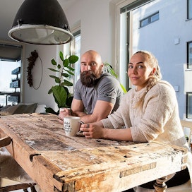 Björn Kullberg ja Mia Tiitta ovat jo pari vuotta etsineet vanhaa maatilaa läntiseltä Uudeltamaalta, mieluiten Inkoosta, mistä Kullberg on kotoisin.