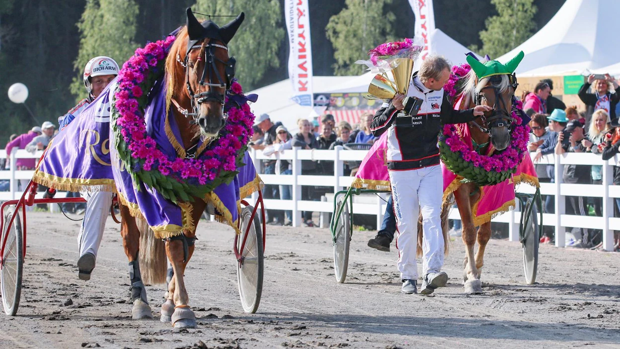 Kuningasperi kunniakierroksella: ravikuningas Tähen Toivomus kärryillään ohajastaja Henri Bollström ja ravikuningatar Vieskerin Virva ohjastajansa Mika Forssin saattelemana.