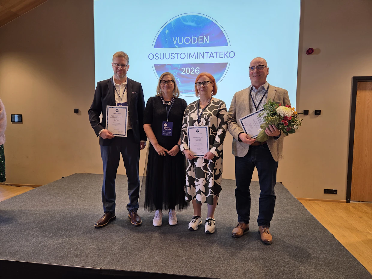 Kuvassa finalistien edustajat: Osuuskunta Yrittämöstä yritystoiminnan koordinaattori Tiina Myrsky ja rehtori Anna Mari Leinonen, LähiTapiola Keskinäisestä Vakuutusyhtiöstä Head of Marketing and Brand Tommi Taponen sekä Pohjois-Karjalan Osuuskaupasta henkilöstöjohtaja Mika-Jussi Mononen.