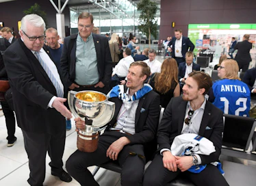 Kapteeni Marko Anttila piteli Bratislavassa voittopokaalia vierellään Mikko Lehtonen. Kalervo Kummola kävi ihailemassa pystiä.