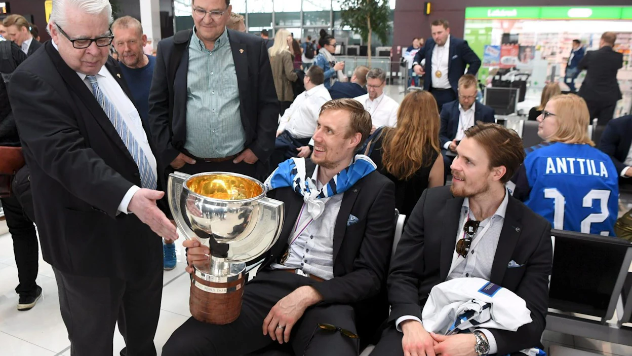 Kapteeni Marko Anttila piteli Bratislavassa voittopokaalia vierellään Mikko Lehtonen. Kalervo Kummola kävi ihailemassa pystiä.