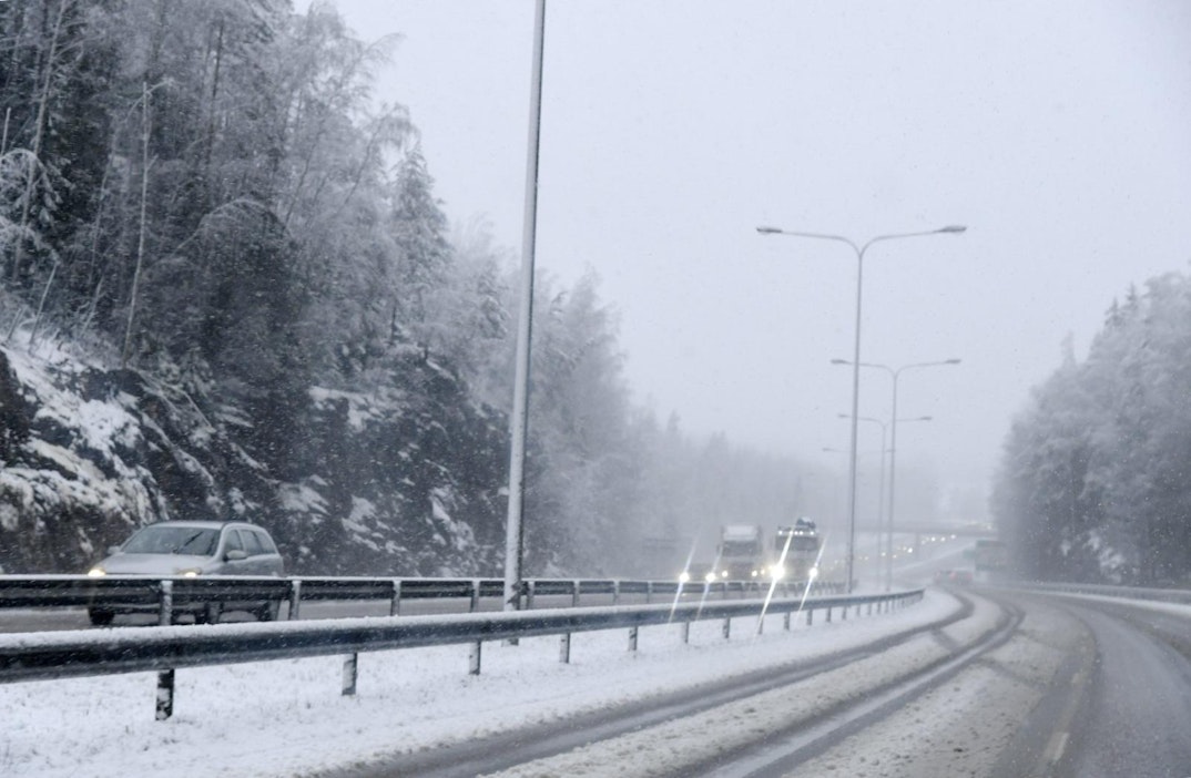 Huono ajokeli on vaikeuttanut autoilijoiden elämää monin paikoin. LEHTIKUVA / MARKKU ULANDER