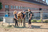 Pauliina Mansikkamäen kanssa ovat opiskelijat Lilja Somervuori ja Aada Tolvanen (vas.).