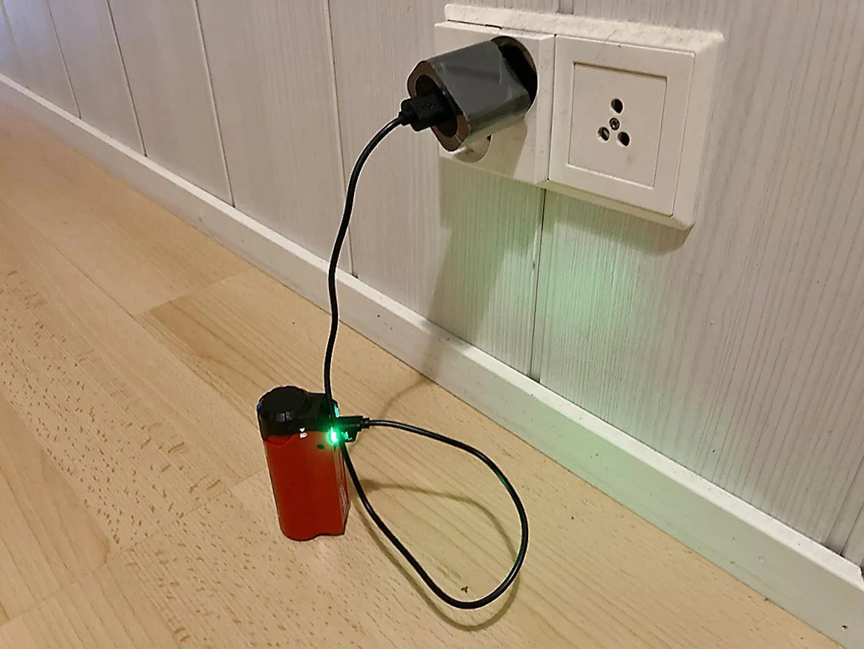 Akku ladataan USB-liittimen kautta omalla latausjohdolla.