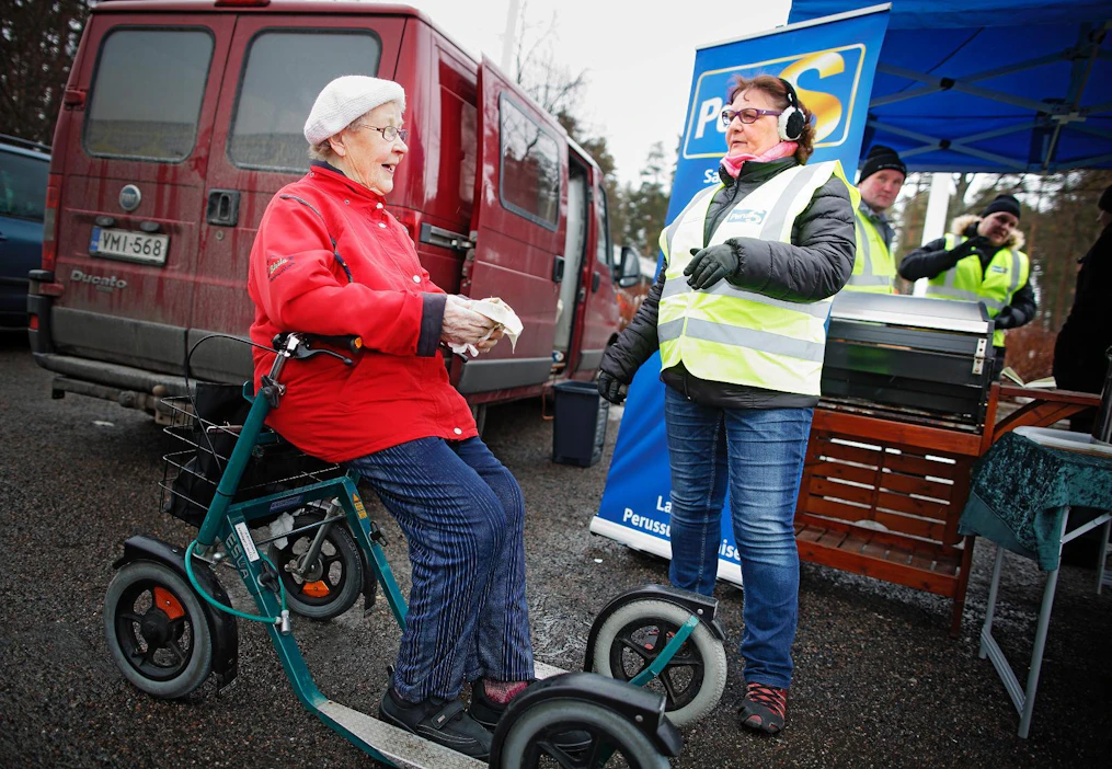 Kuntavaaliehdokas Sisko Hytönen (ps) tarjoili vaalimakkaraa Tyyne Lahtoselle Laukaan S-marketin parkkipaikalla lauantaina.