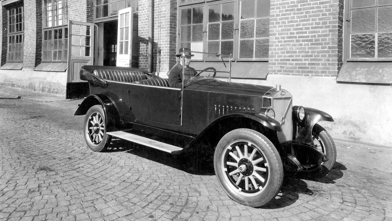 Volvon kaikkien aikojen ensimmäinen malli, ÖV4, näki päivänvalon 14. huhtikuuta 1927.
