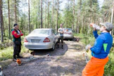 ”Kannattaa mieluummin raivata vähän päivässä ja paljon viikossa kuin vetää itsensä kerralla liian hapoille”, Matti Äijö (vasemmalla) suosittelee. Ennakkoraivaustyömaalla ahertavat myös Aku (keskellä) ja Vili Äijö.