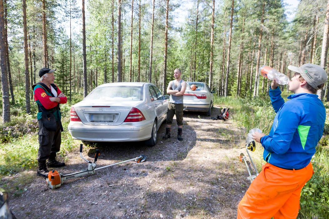 ”Kannattaa mieluummin raivata vähän päivässä ja paljon viikossa kuin vetää itsensä kerralla liian hapoille”, Matti Äijö (vasemmalla) suosittelee. Ennakkoraivaustyömaalla ahertavat myös Aku (keskellä) ja Vili Äijö.