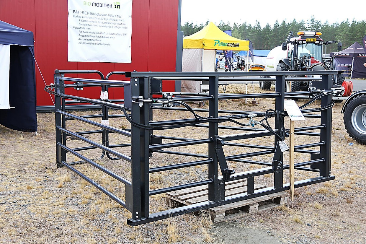 Pellonmetallilta on saatavilla myös monipuolinen laite laiduntavan karjan käsittelyyn. Etukuormaajaan kiinnitettävää laitetta voidaan käyttää joko kiinniottohäkkinä tai ajolaitteena. Kiinniotto tapahtuu siten, että häkki lasketaan joko paikallaan tai liikkeessä eläimen ympärille. Ajolaitteena käytettäessä häkin seinät avataan, jolloin kokonaisleveys on noin 7 metriä. Hinta 4 200 euroa (alv 0 %). (TA)