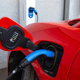 Ilmastopaneelin laskelmien perusteella keskikokoinen bensiiniauto aiheuttaa jo kolmen vuoden kohdalla suuremmat päästöt kuin vastaavan autotyypin sähköauto.