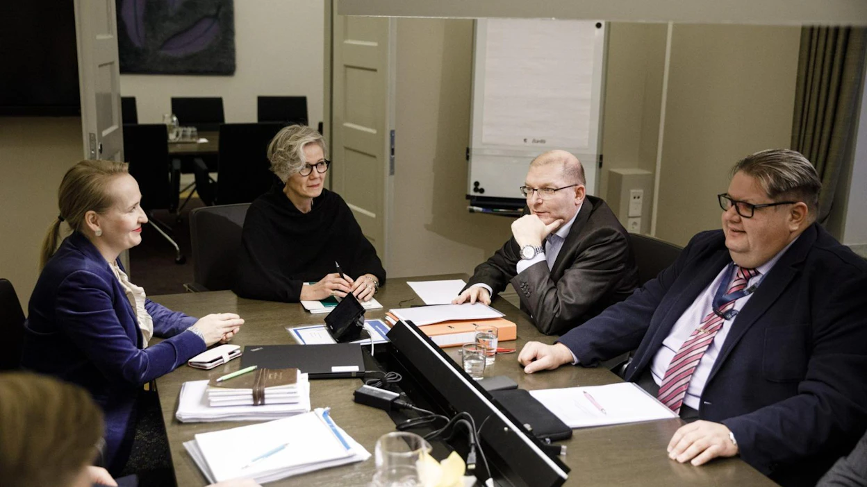 Teknologiateollisuuden työmarkkinajohtaja Minna Helle, valtakunnansovittelija Vuokko Piekkala, Teollisuusliiton puheenjohtaja Riku Aalto ja ensimmäinen varapuheenjohtaja Turja Lehtonen Teknologiateollisuuden ja Teollisuusliiton neuvotteluissa. LEHTIKUVA / SEPPO SAMULI