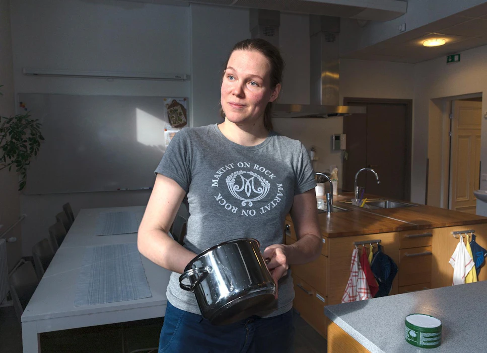 Kotitalouden asiantuntija Essi Kulju Uudenmaan Martoista kehottaa suosimaan biohajoavia tuotteita siivouksessa, tiskaamisessa sekä pyykinpesussa.