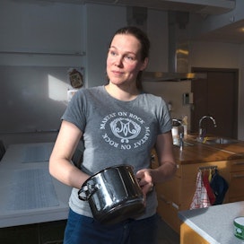 Kotitalouden asiantuntija Essi Kulju Uudenmaan Martoista kehottaa suosimaan biohajoavia tuotteita siivouksessa, tiskaamisessa sekä pyykinpesussa.