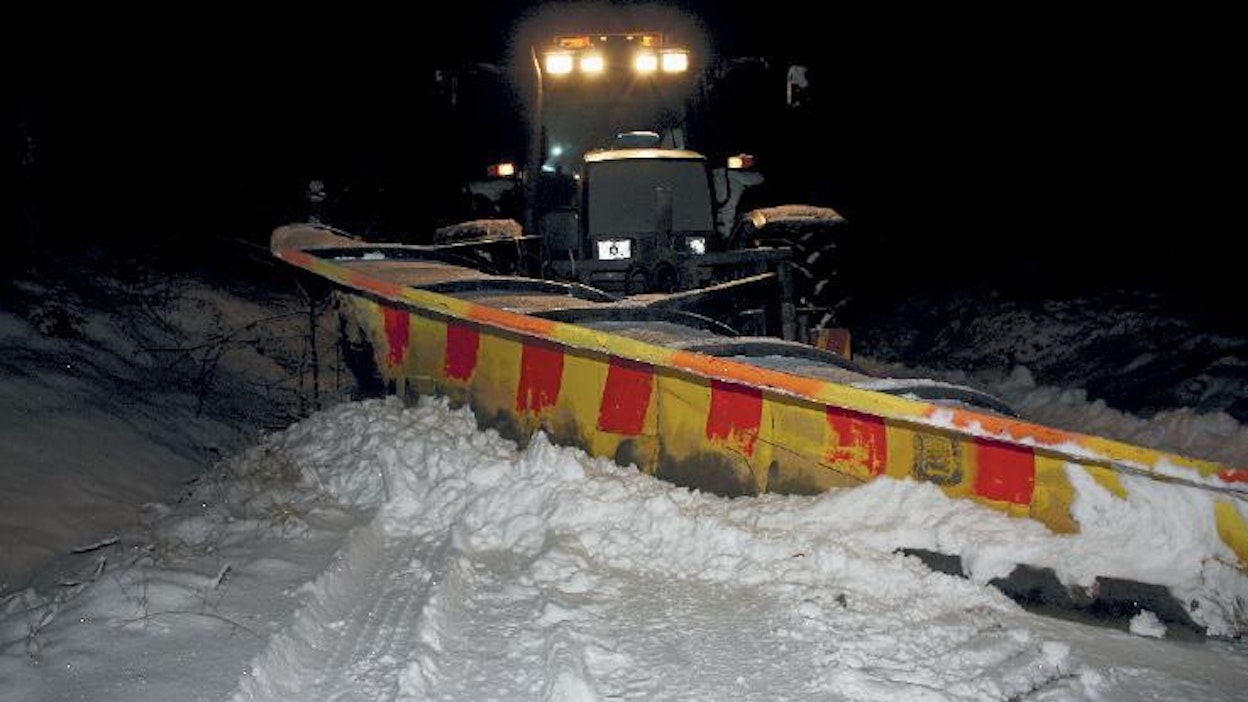 Ilman kunnon aurausviitoitusta on vaarana yliauraus tyhjän päältä. Vahingon sattuessa voi tiekunta joutua korvausvastuuseen.