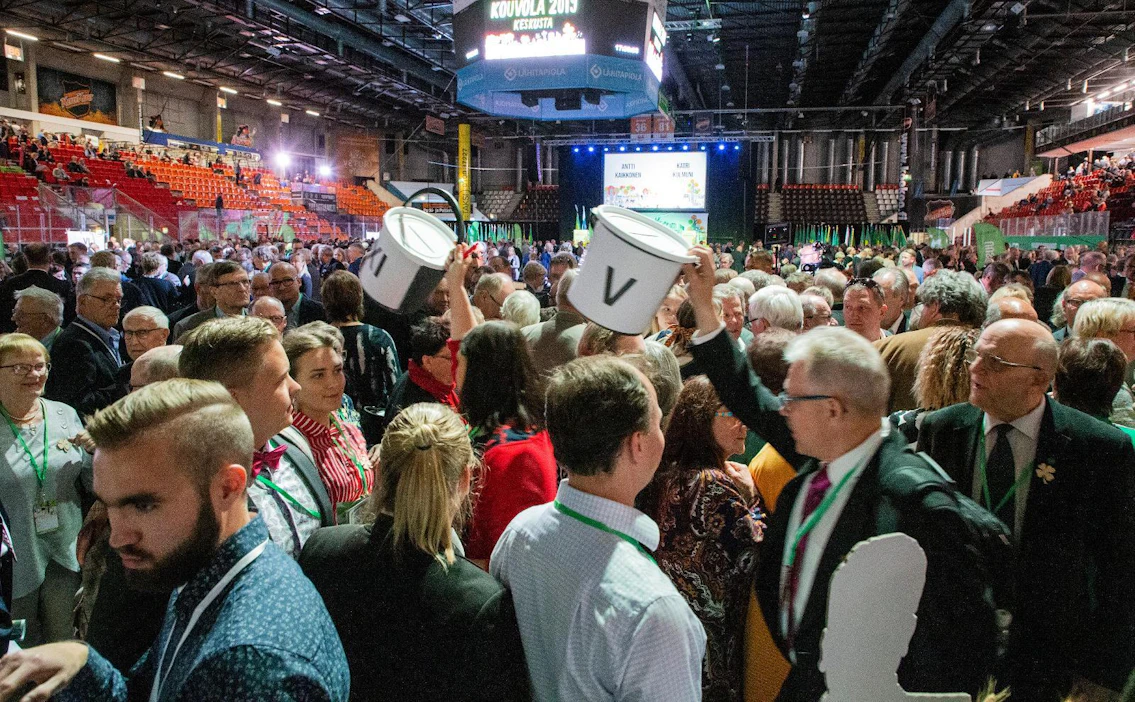 Keskustan puoluekokoukseen on perinteisesti osallistunut runsaasti väkeä. Kuva on ylimääräisestä puoluekokouksesta Kouvolassa vuonna 2019.
