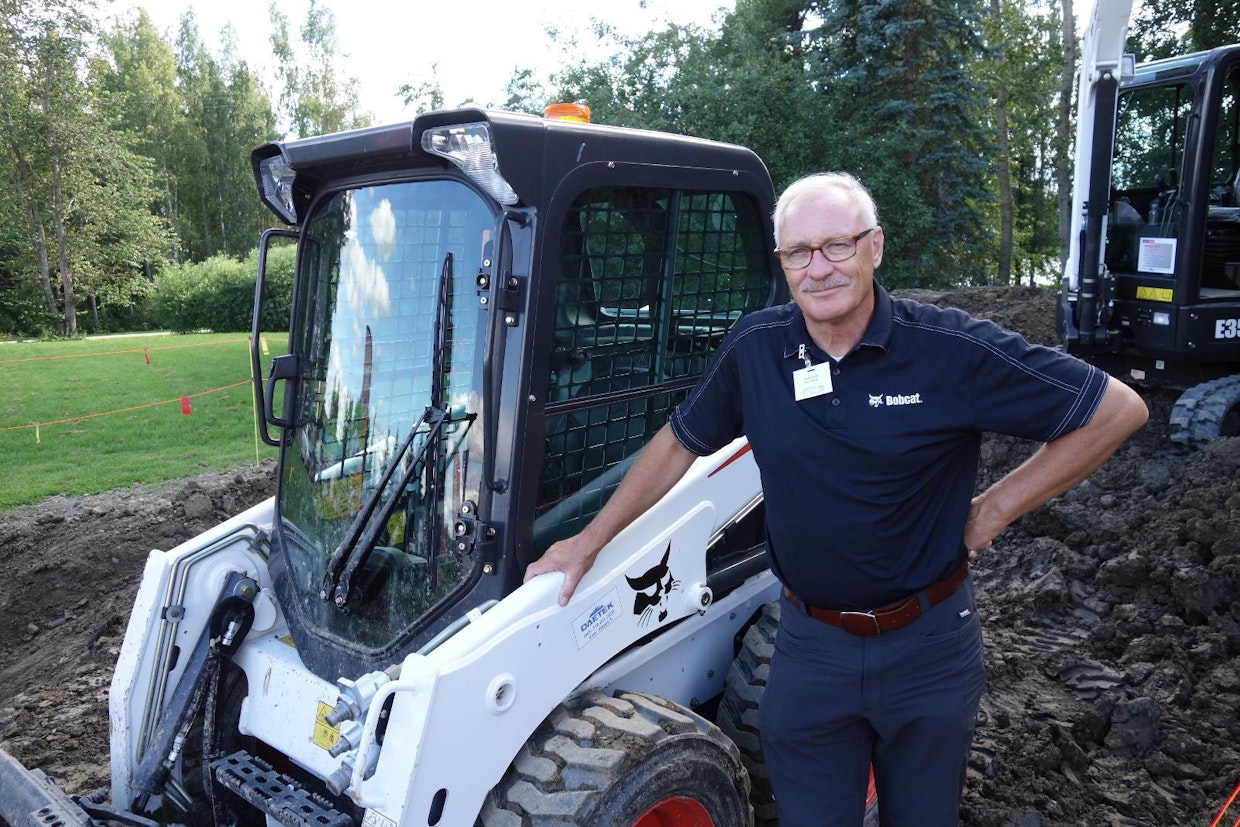 Hollantilainen Robby Bosch tuli ensimmäisen kerran Lepaalle 1983 esittelemään Bobcat-koneita. Hän käy edelleen Lepaalla vuosittain ja sanoi, että hänelle nämä ovat erittäin mieluisia reissuja. Robby lisäsi, että jos hänen pitäisi valita maailman kolme mukavinta konetapahtumaa,Lepaa olisi ehdottomasti yksi niistä. (JL)