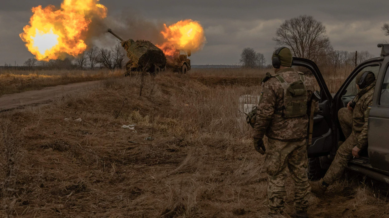 Ukrainalaissotilaat ampumassa ruotsalaisvalmisteisella Archer-haupitsilla kohti venäläisjoukkojen asemia Donetskin alueella. Arkistokuva tammikuulta 2024. AFP/Lehtikuva.