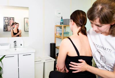 Laura Lee Kamppilan (oik.) mukaan osteopaattien asemaa terveydenhuoltojärjestelmässä olisi syytä vahvistaa. Hän työskentelee Osteopatiakeskus Valossa Helsingissä.