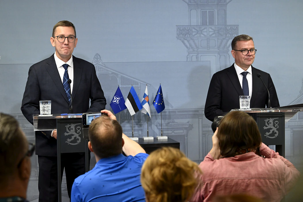 Suomessa vieraileva Viron pääministeri Kristen Michal (vas.) ja Suomen pääministeri Petteri Orpo pitivät yhteisen tiedotustilaisuuden. LEHTIKUVA / MIKKO STIG.