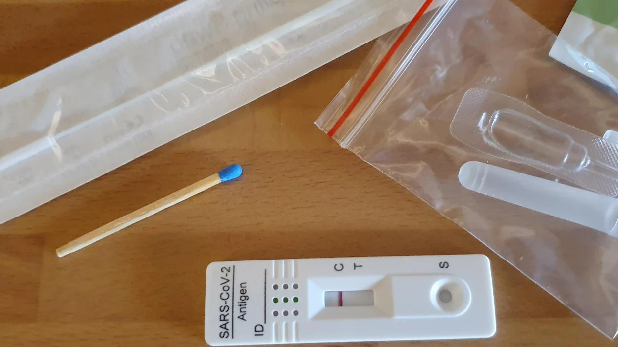 Koronan kotitestipaketti sisältää näytteenottopuikon, koeputken, uutosliuoksen ja testauslaitteen. Tämän testin tulos oli negatiivinen. Tulitikku kuvassa kertoo mittakaavan.