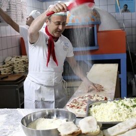 Napolilainen pizzantekijä Vincenzo Staiano antoi tyylinäytteen A voce d&apos; &apos;e creature -säätiön 10-vuotisjuhlissa marraskuussa.  LEHTIKUVA / JENNI MERONEN
