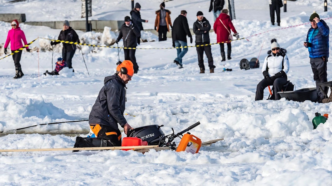 Jääkarusellien erikoismies Janne Käpylehto varmistaa, että jättimäistä jääkarusellia pyörittämään asennettu perämoottori toimii niin kuin pitääkin.