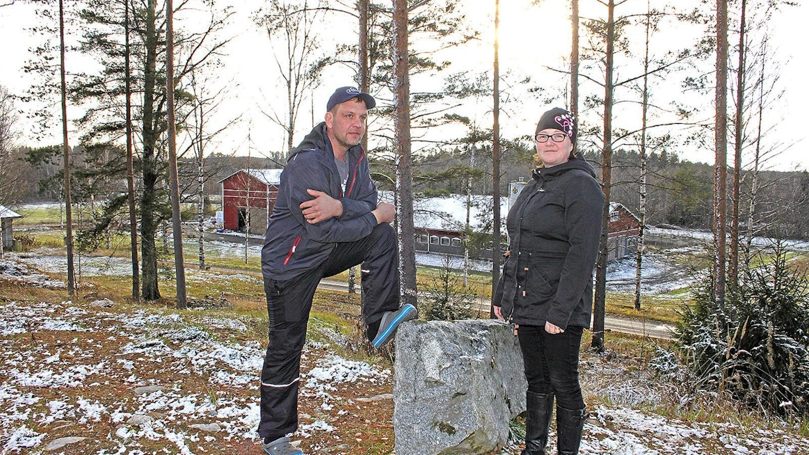Elina ja Pertti Vesala suunnittelevat navetan remonttia, jonka yhteydessä siirrytään robottilypsyyn. "Tulevaisuutta ajatellen on ajateltava myös omaa jaksamista."