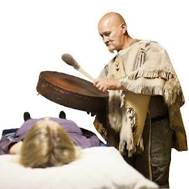 Navajo-terapeutti Ari Kuivalainen hoitaa kehoa ja mieltä rummutuksella.