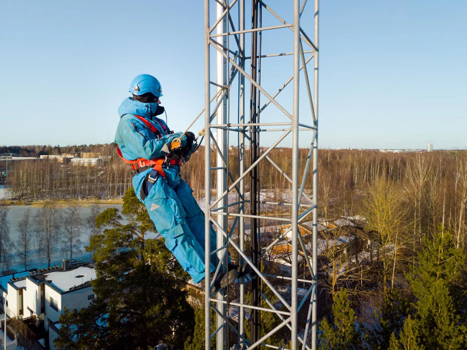 Monien tukiasemamastojen tekniikkaa päivitetään lähivuosina, kun mobiilioperaattorit rakentavat 5G-verkkoa. Operaattorit rakentavat valokuitua maaseudulle, mutta iso osa siitä on mastojen välillä. Vuoden 2020 lopussa 5G-tukiasemia oli Suomessa noin 3 000.