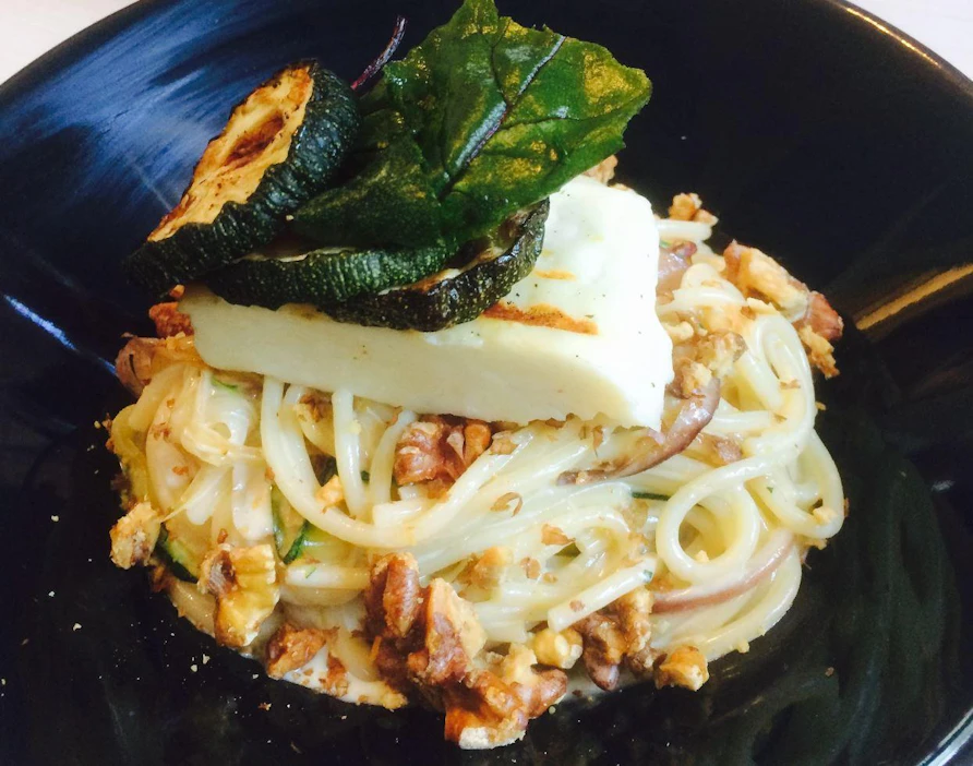 Halloumi ja pähkinät kuuluvat osana herkulliseen pastaan. Ravintolan lista vaihtelee ainesten saatavuuden ja inspiraation mukaan.