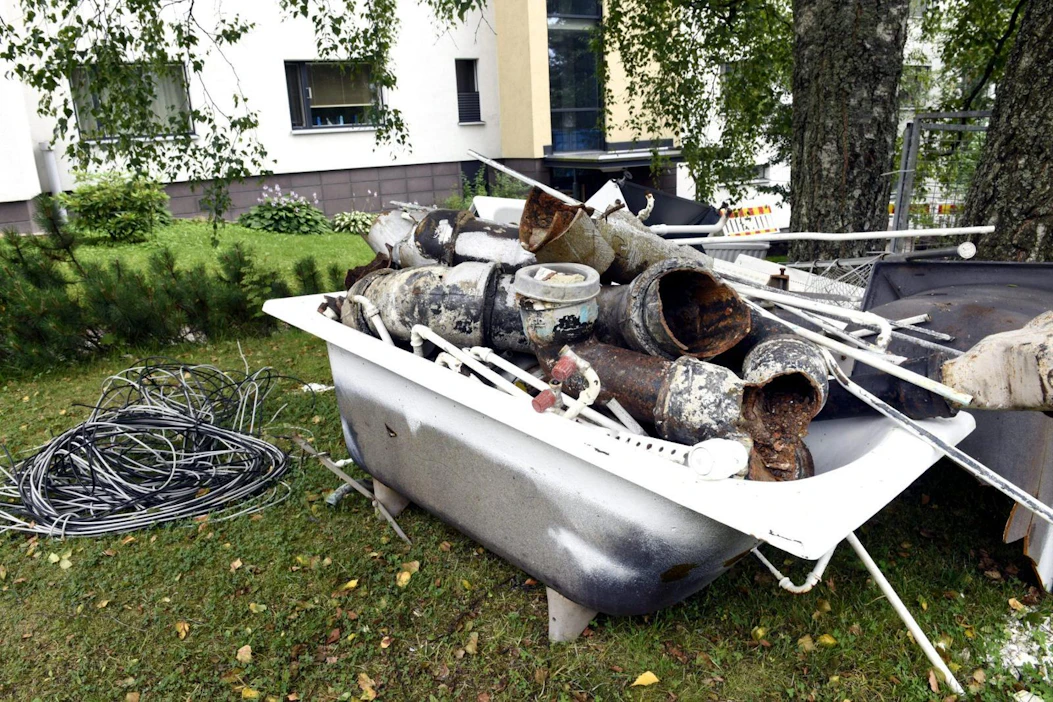 Kohtuullisella paikallakin sijaitsevan taloyhtiön voi olla vaikea saada rahoitusta esimerkiksi putkiremonttiin, jos muita korjauksia ei ole tehty aikanaan. LEHTIKUVA / Heikki Saukkomaa