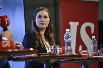 Sanna Marin tuuraa SDP:n puheenjohtajaa Antti Rinnettä tämän sairausloman aikana. Lehtikuva / Emmi Korhonen