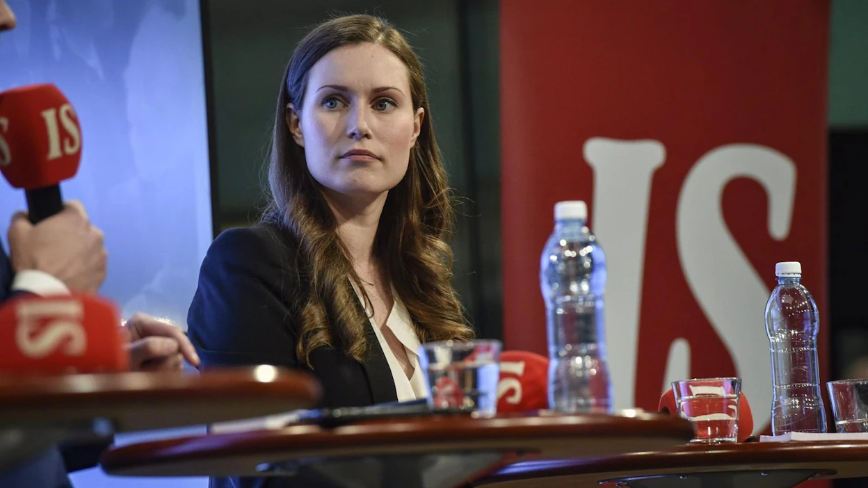 Sanna Marin tuuraa SDP:n puheenjohtajaa Antti Rinnettä tämän sairausloman aikana. Lehtikuva / Emmi Korhonen