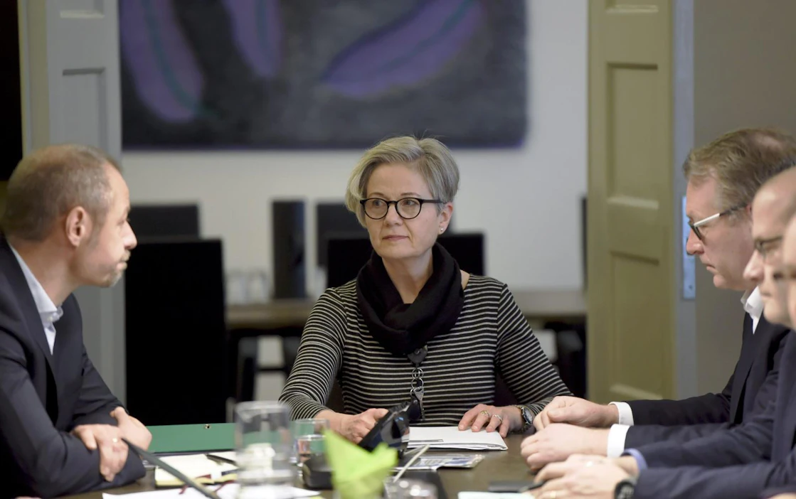 Metsäteollisuuden työmarkkinajohtaja Jyrki Hollmen (vas.), valtakunnansovittelija Vuokko Piekkala (kesk.) ja Paperiliiton puheenjohtaja Petri Vanhala (oik.) aloittivat neuvottelut perjantai-iltapäivänä Bulevardilla. Lehtikuva / Antti Aimo-Koivisto