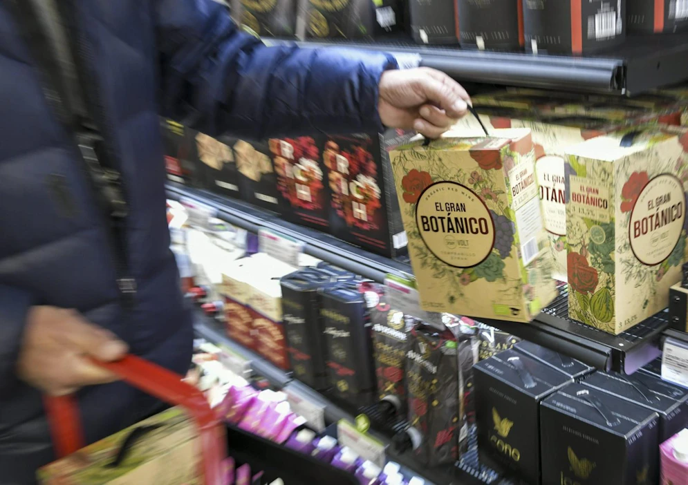 Asiakkaita Alkon myymälöissä kävi huhtikuussa viitisen prosenttia viime vuoden huhtikuuta enemmän. LEHTIKUVA / MARKKU ULANDER