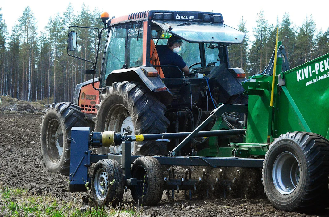 Kari Rauma seuraa, että kivet nousevat ongelmitta ja siirtyvät sujuvasti keräyskoneen säiliöön.