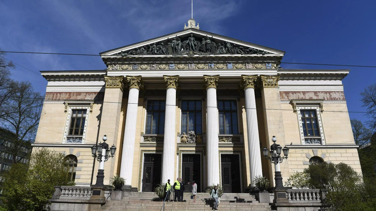 Alapöydissä on ruodittu muun muassa veropolitiikan, liikenneverkon kehittämisen, puolustuspolitiikan, maatalouden ja Eurooppa-politiikan kaltaisia kysymyksiä. LEHTIKUVA / VESA MOILANEN