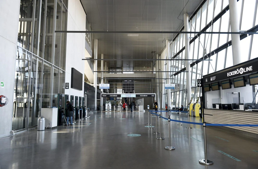 Viroon lähtevien matkustajien aula Helsingin Länsiterminaalissa oli torstaina hiljainen.