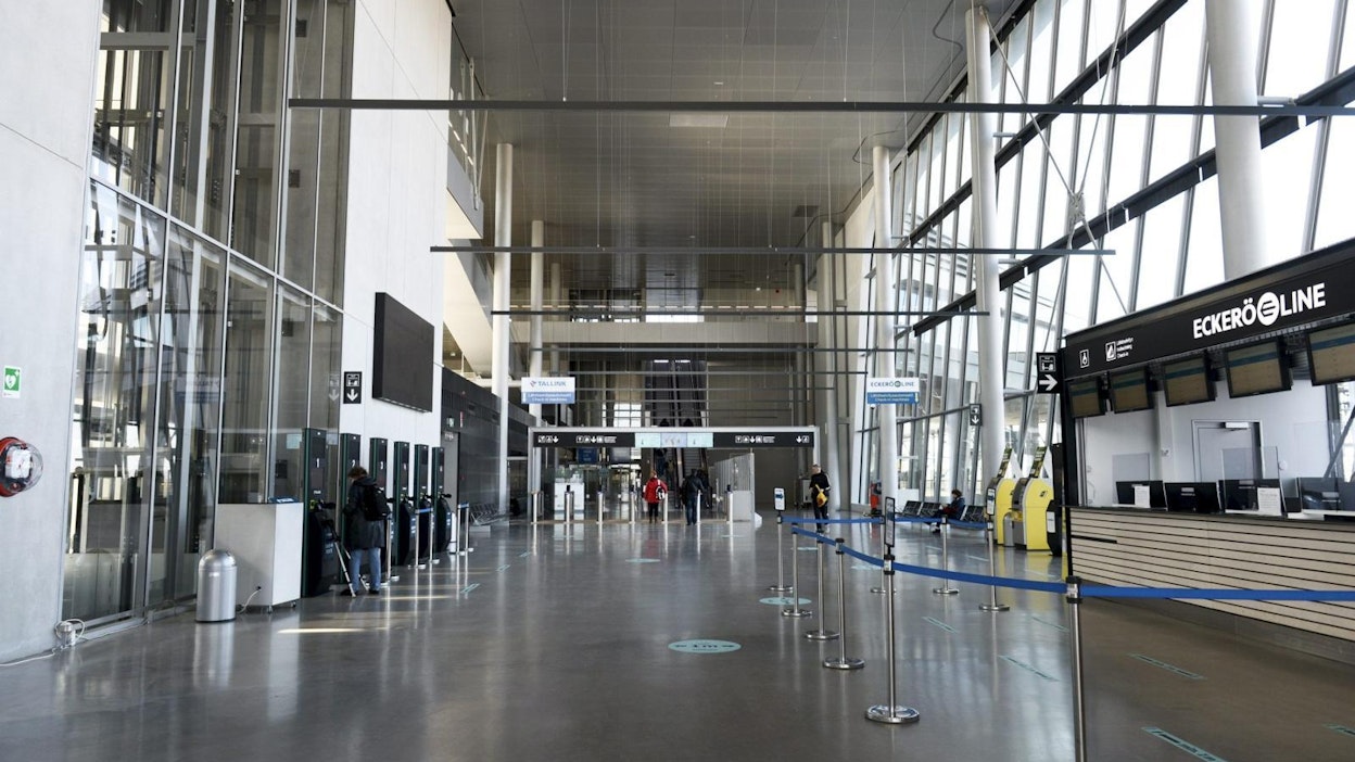 Viroon lähtevien matkustajien aula Helsingin Länsiterminaalissa oli torstaina hiljainen.