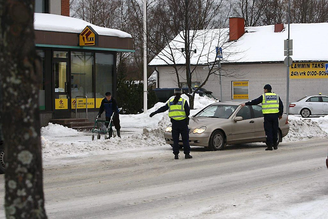 Poliisi liikenne ratsia Lammin kirkonkylän pääväylällä talvi lumi