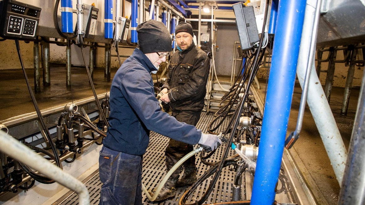 Käytettynä ostettuun lypsyasemaan lisättiin muutama paikka ja sen muotoa muutettiin, jolloin tuloksena oli 2x7-paikkainen takalypsyasema.