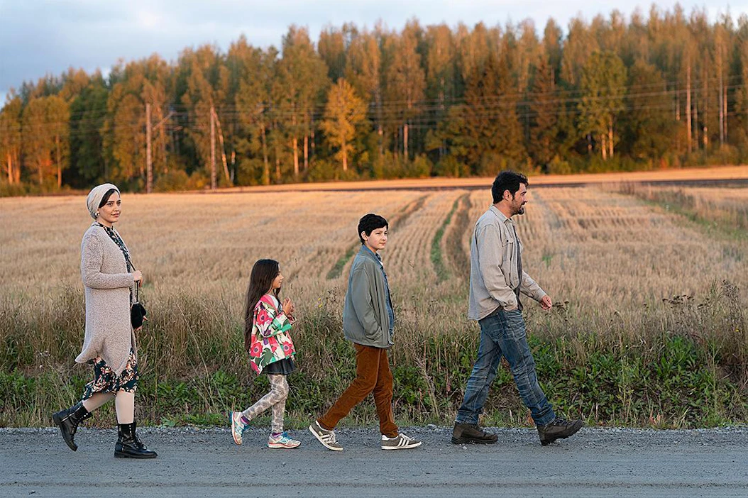 Mehdipourin perhettä esittää elokuvassa Shabnam Ghorbani, Kimiya Escandari, Aran-Sina Keshvari ja Shahab Hosseini.