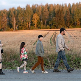 Mehdipourin perhettä esittää elokuvassa Shabnam Ghorbani, Kimiya Escandari, Aran-Sina Keshvari ja Shahab Hosseini.