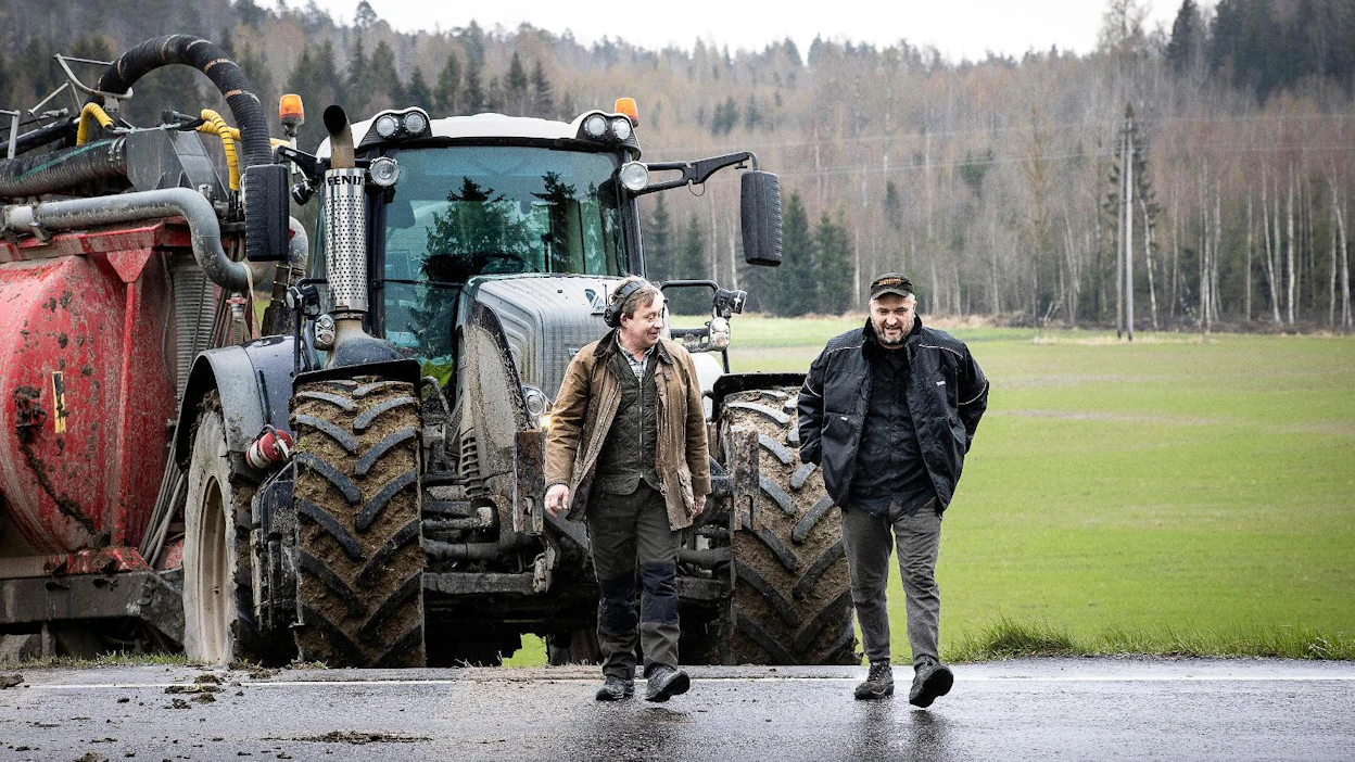 Max Schulman (vas.) ja Toni Silén pohtivat maanantaina, oliko keli liian märkä levitykselle.