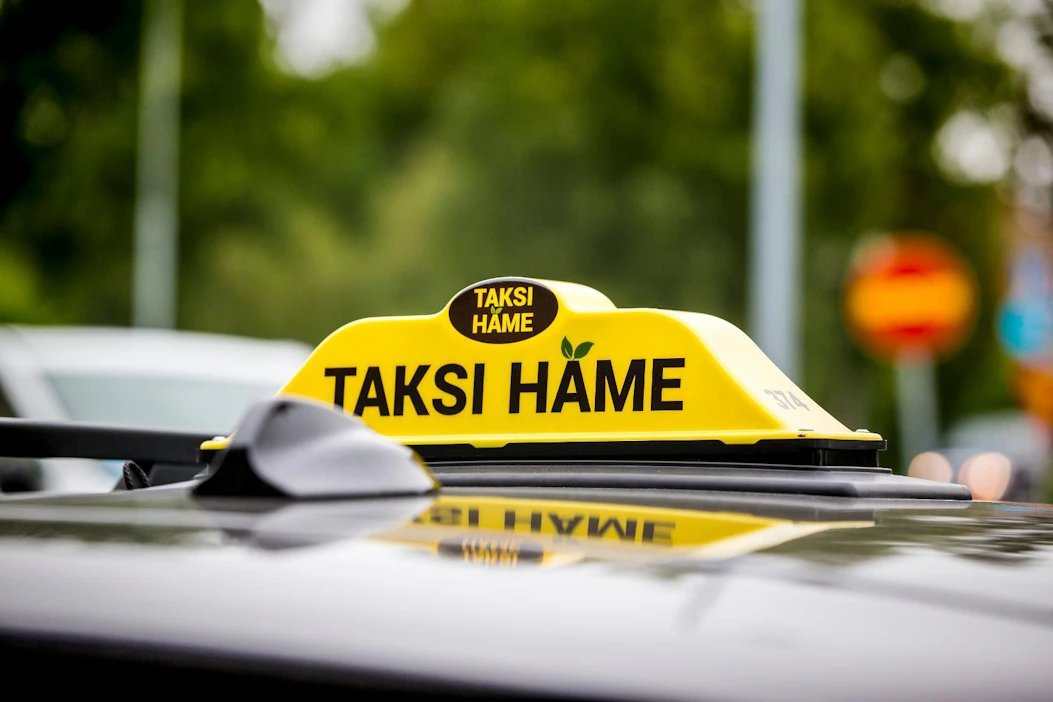 Taksikupu ei ole enää uuden lainsäädännön mukaan pakollinen varuste taksissa. Jos taksikupua käytetään, on siinä lain mukaan luettava Taksi tai Taxi. Kupu voi olla väriltään keltainen, jossa teksti on mustalla tai päinvastoin.