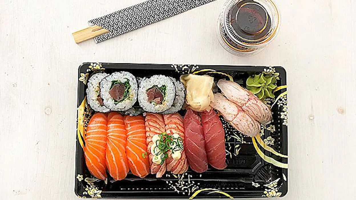 Sushilounas muovirasiassa on monen etätyöläisen vaihtoehto, kun kotiruoka alkaa tympäännyttää.
