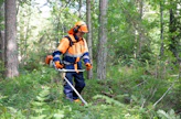 Veikko Oinosella kävi huono tuuri. Yleensä kypärä, viiltosuojahousut ja -käsineet sekä turvakengät suojaavat raivaussahan käyttäjän vammoilta.