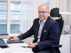 SOK:n Helsingin Vallilan pääkonttorissa istuva Hannu Krook kiittää S-ryhmän kauppojen ja huoltoasemien myyjiä, jotka ottivat koronaviruspandemian vastaan etulinjassa. "Nostan hattua, miten rohkeasti ja säntillisesti nämä superhenkilöt hoitivat hommansa vaikeassa tilanteessa."