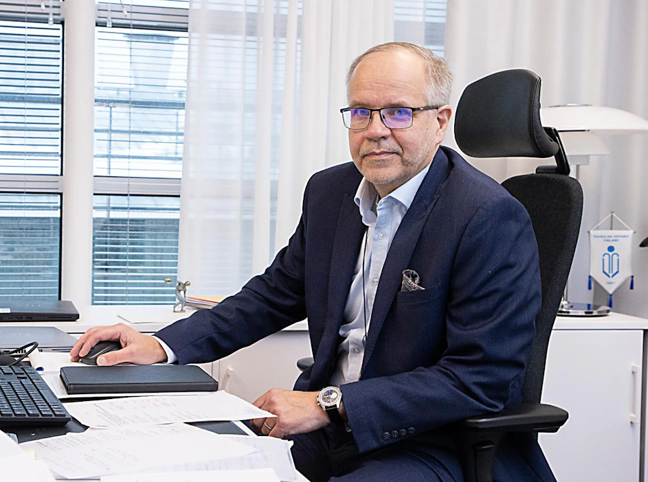 SOK:n Helsingin Vallilan pääkonttorissa istuva Hannu Krook kiittää S-ryhmän kauppojen ja huoltoasemien myyjiä, jotka ottivat koronaviruspandemian vastaan etulinjassa. "Nostan hattua, miten rohkeasti ja säntillisesti nämä superhenkilöt hoitivat hommansa vaikeassa tilanteessa."