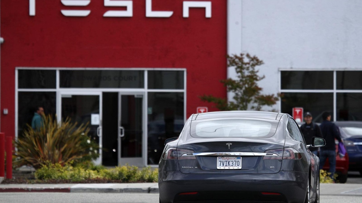 Teslan osake on vahvistunut tänään teknologiapörssi Nasdaqissa noin neljä prosenttia, ja yhtiön markkina-arvo on kohonnut suunnilleen 208 miljardiin dollariin.